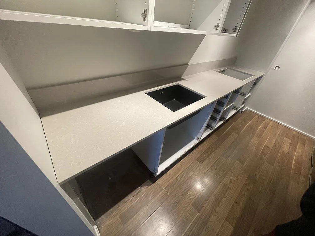 Køkkenbordplade i Technistone Noble Ivory White, Vallentuna – billede 3