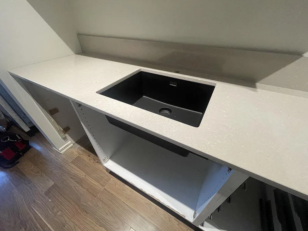 Køkkenbordplade i Technistone Noble Ivory White, Vallentuna – billede 4