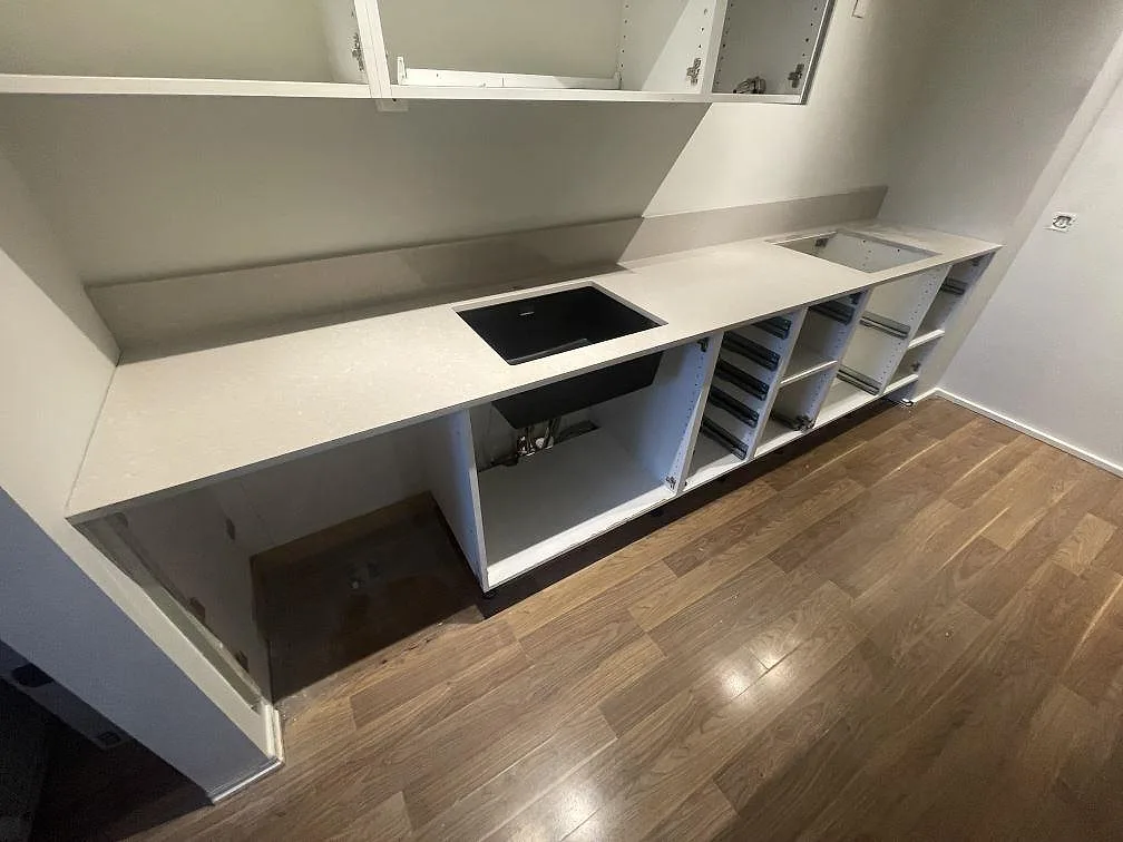 Køkkenbordplade i Technistone Noble Ivory White, Vallentuna – billede 2
