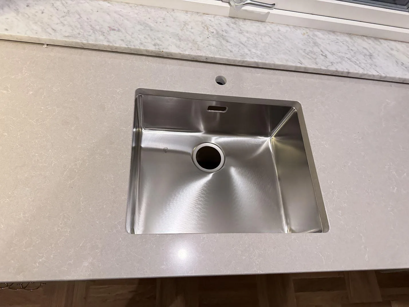 Køkkenbordplade i Technistone Noble Ivory White, Veberöd – billede 5