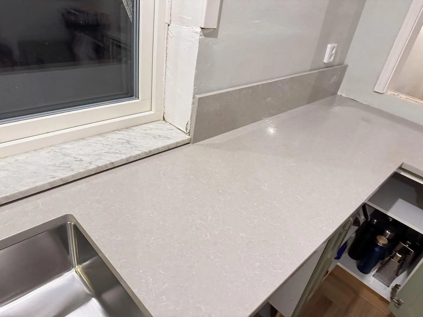 Køkkenbordplade i Technistone Noble Ivory White, Veberöd – billede 2