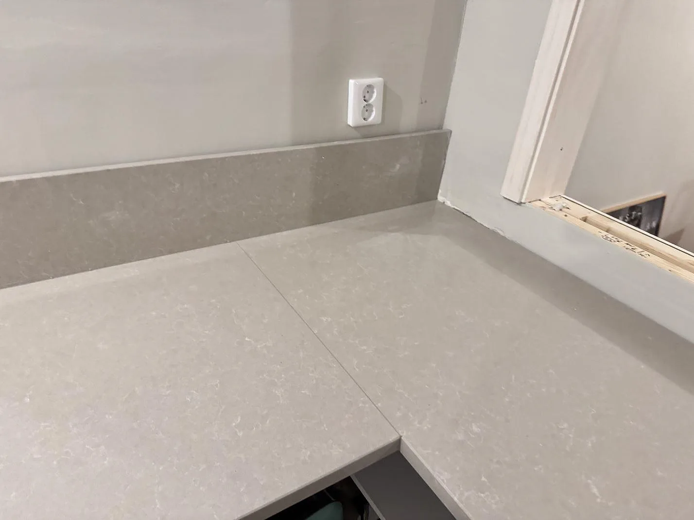 Køkkenbordplade i Technistone Noble Ivory White, Veberöd – billede 4