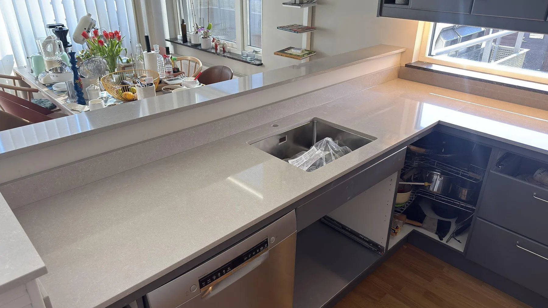 Køkkenbordplade i Technistone Noble Ivory White, Vega – billede 3