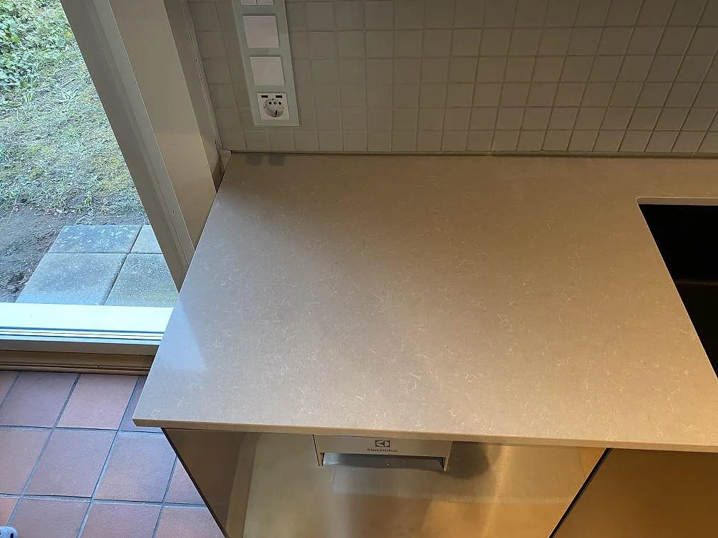 Køkkenbordplade i Technistone Noble Ivory White, Vellinge – billede 3