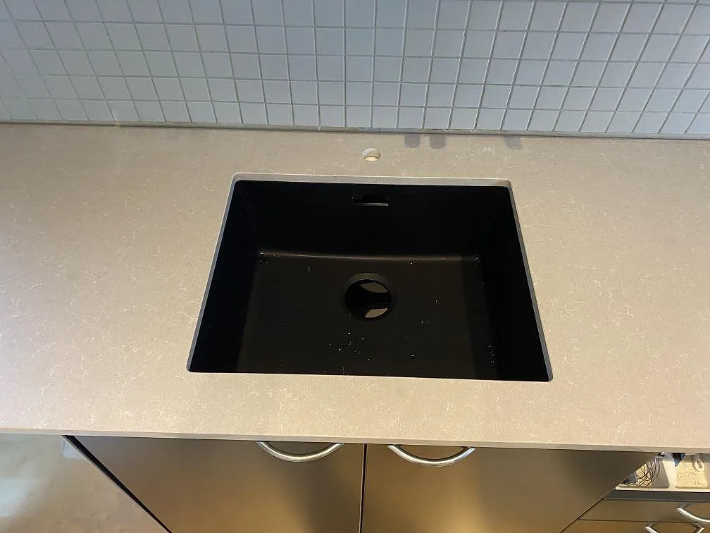 Køkkenbordplade i Technistone Noble Ivory White, Vellinge – billede 2