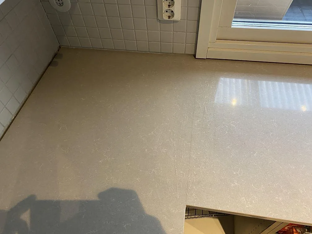 Køkkenbordplade i Technistone Noble Ivory White, Vellinge – billede 6