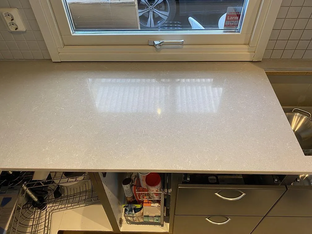Køkkenbordplade i Technistone Noble Ivory White, Vellinge – billede 5