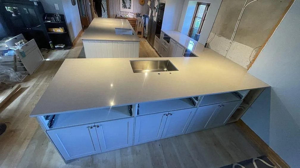 Køkkenbordplade i Technistone Noble Ivory White, Vellinge – billede 2