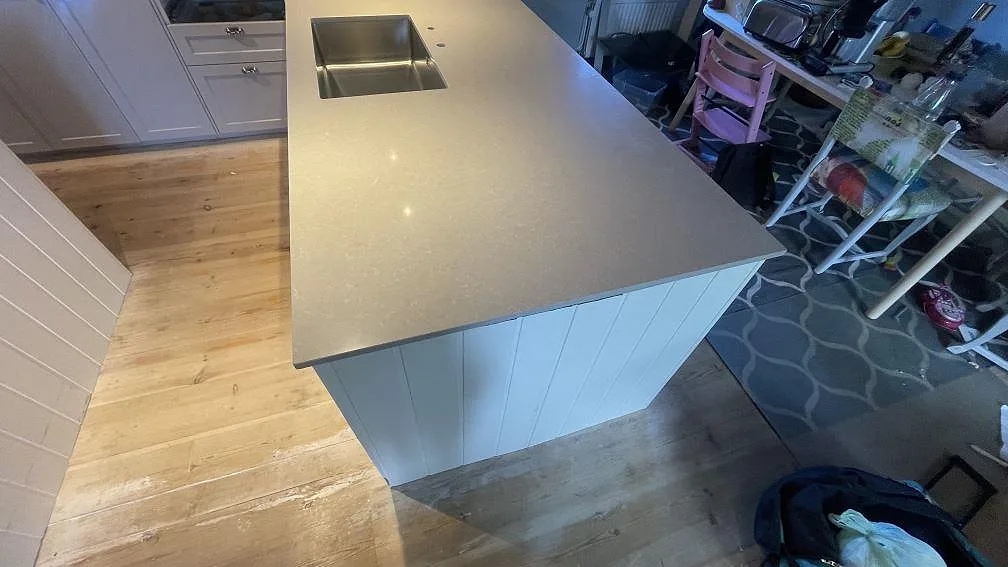 Køkkenbordplade i Technistone Noble Ivory White, Vellinge – billede 3