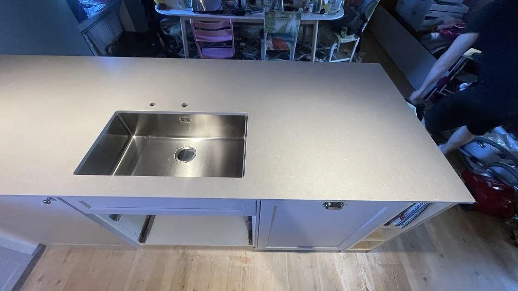 Køkkenbordplade i Technistone Noble Ivory White, Vellinge – billede 4