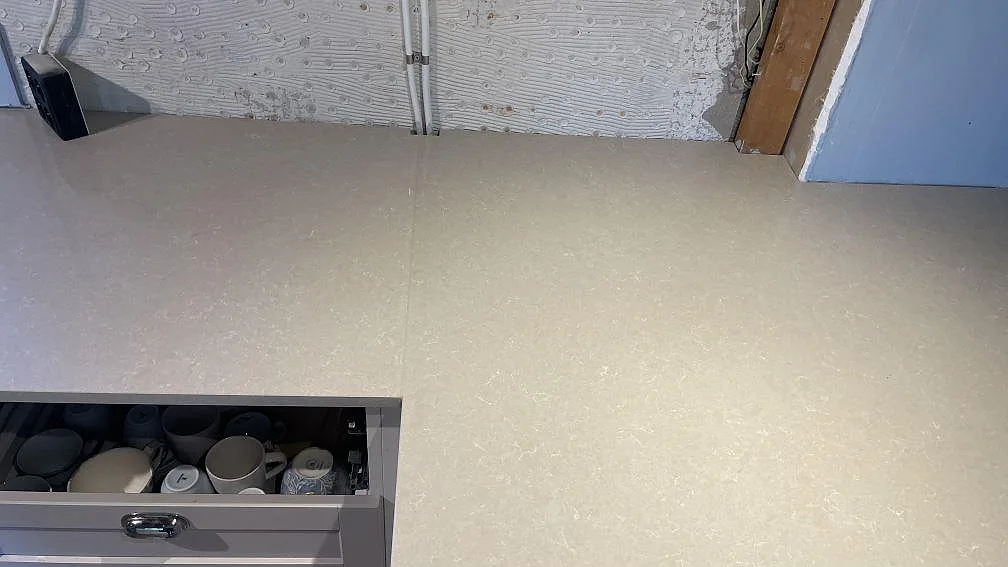 Køkkenbordplade i Technistone Noble Ivory White, Vellinge – billede 6