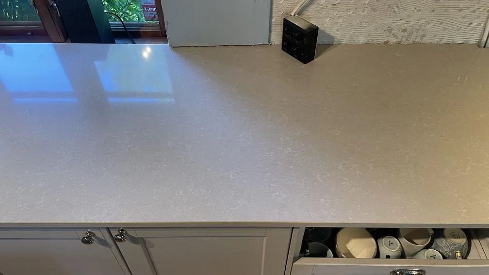 Køkkenbordplade i Technistone Noble Ivory White, Vellinge – billede 7