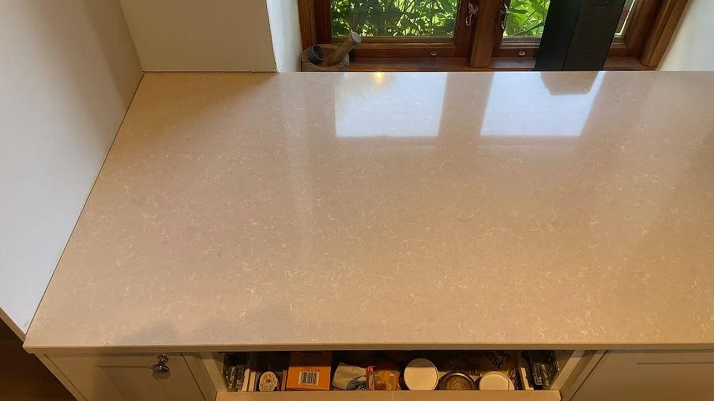 Køkkenbordplade i Technistone Noble Ivory White, Vellinge – billede 8