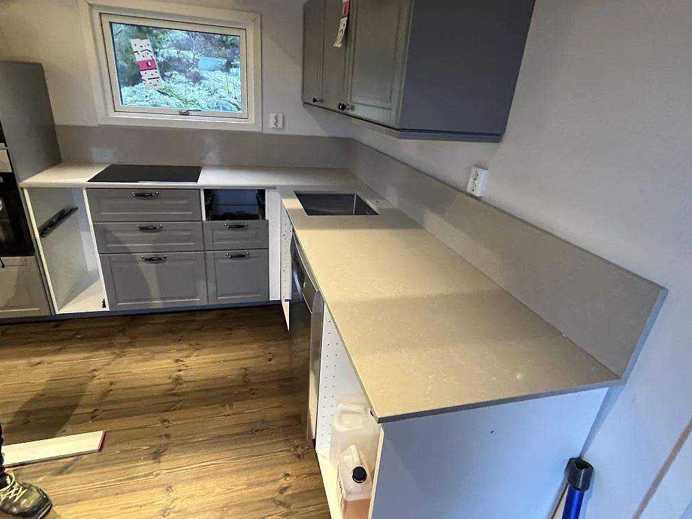Køkkenbordplade i Technistone Noble Ivory White, Vikbolandet