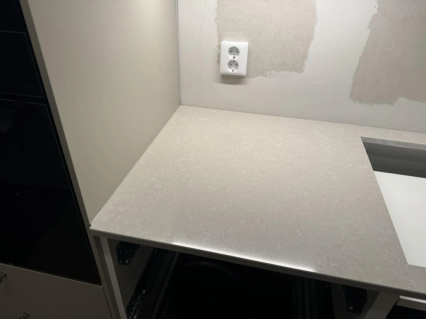 Køkkenbordplade i Technistone Noble Ivory White, Vintrie – billede 5