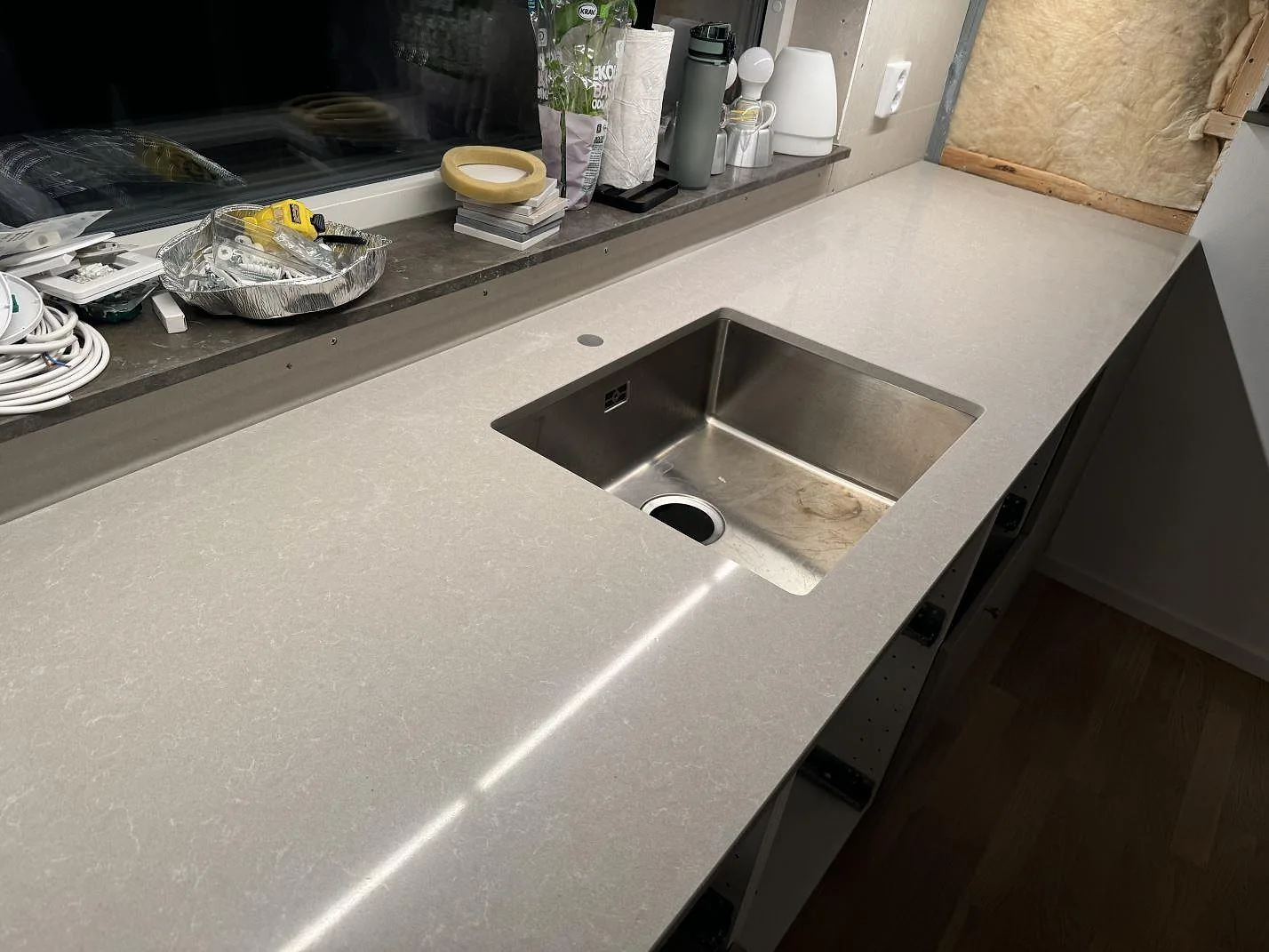 Køkkenbordplade i Technistone Noble Ivory White, Vintrie – billede 2