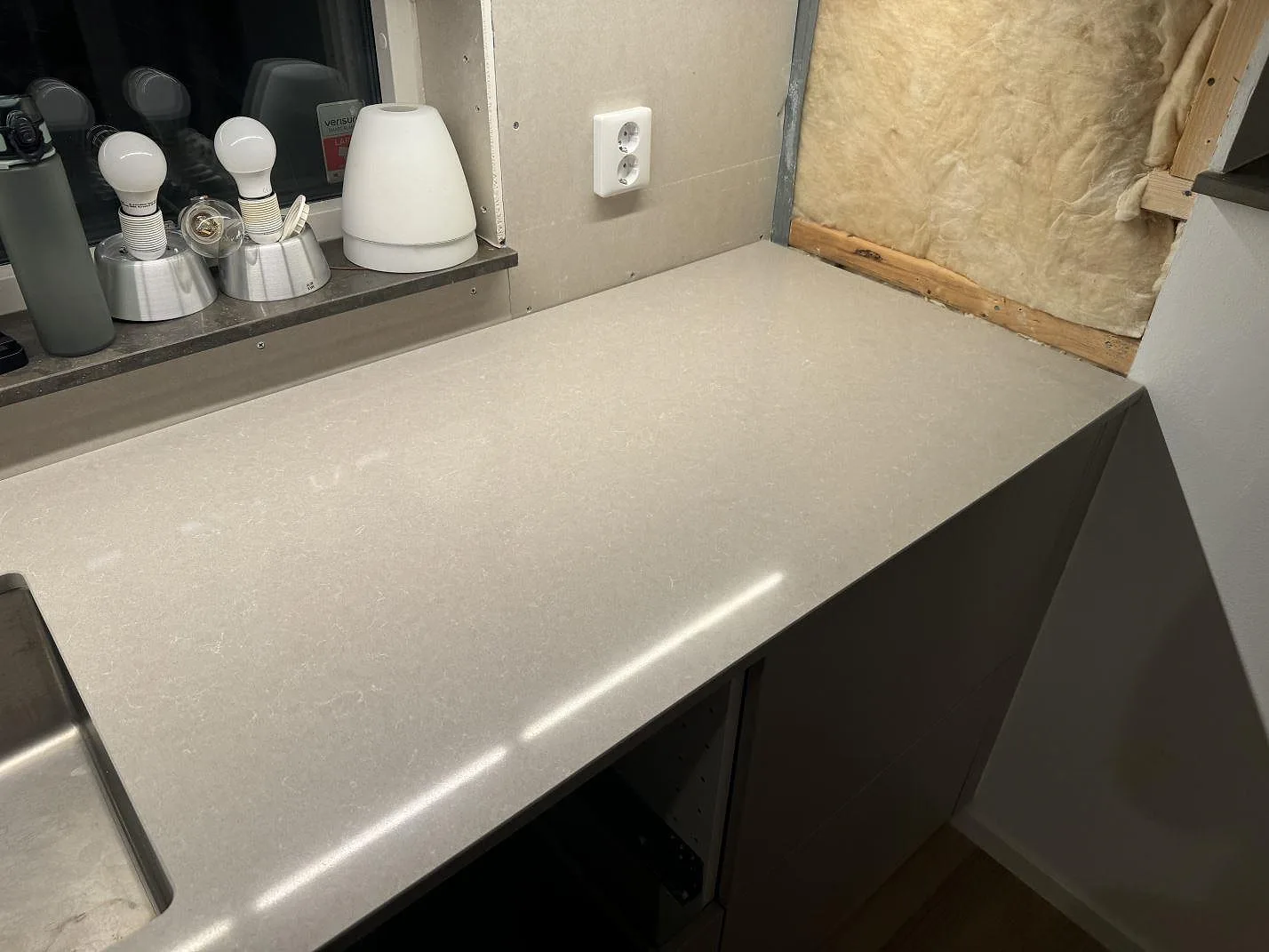 Køkkenbordplade i Technistone Noble Ivory White, Vintrie – billede 6