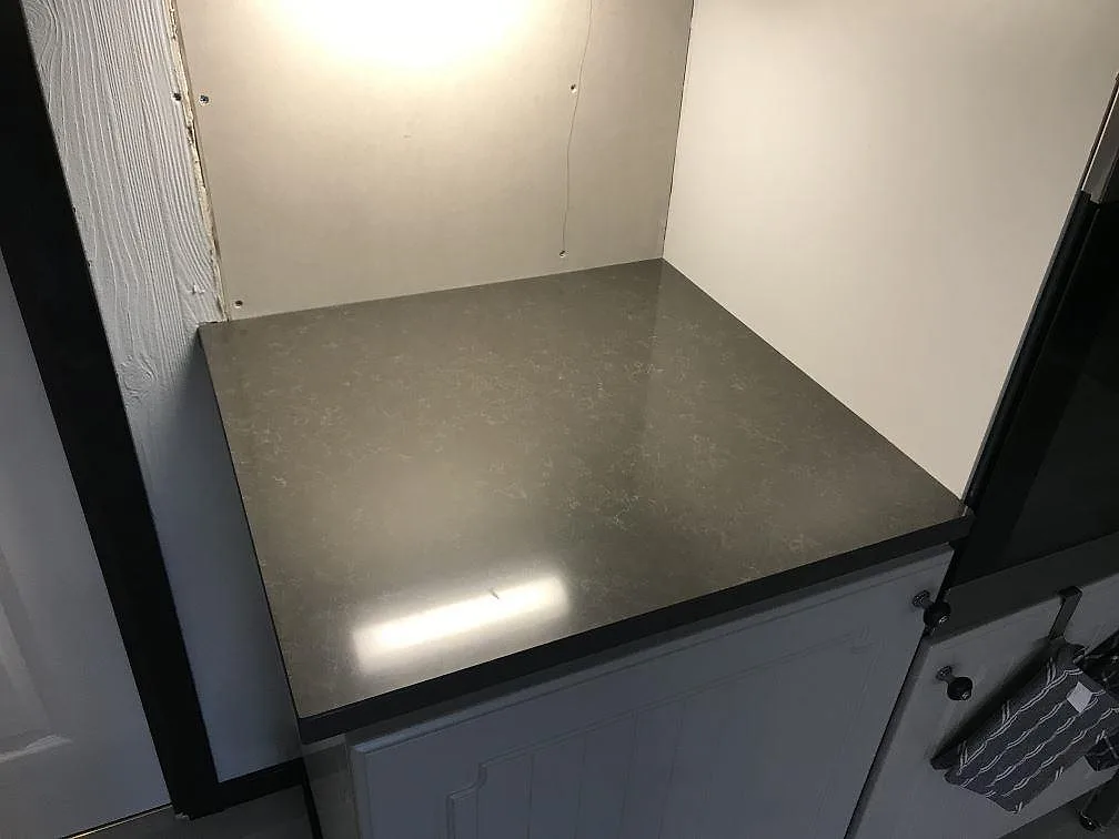 Køkkenbordplade i Technistone Noble Pietra Grey, Fjärås – billede 5