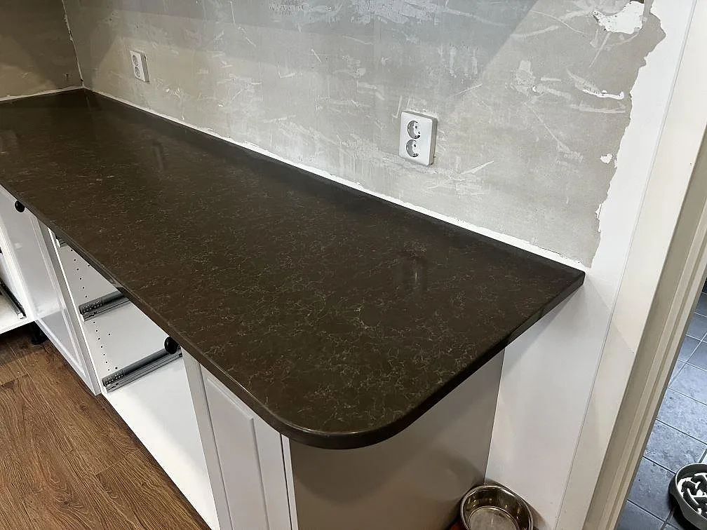 Køkkenbordplade i Technistone Noble Pietra Grey, Hästveda – billede 6