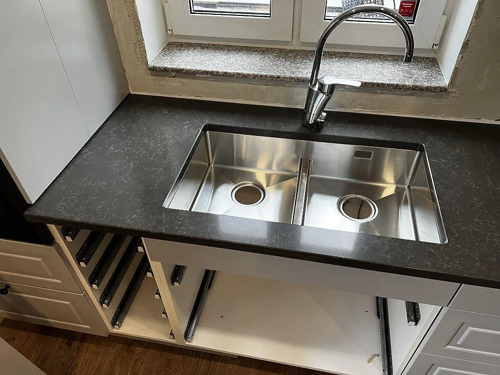 Køkkenbordplade i Technistone Noble Pietra Grey, Hästveda – billede 3