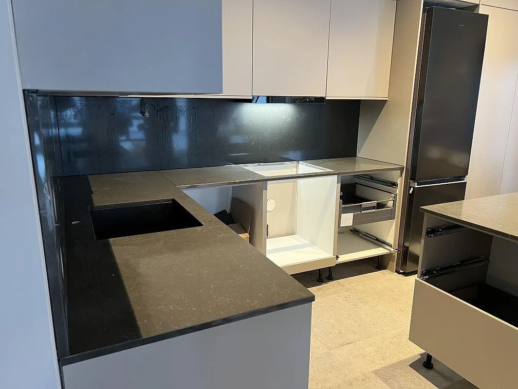 Køkkenbordplade i Technistone Noble Pietra Grey, Ingarö – billede 2