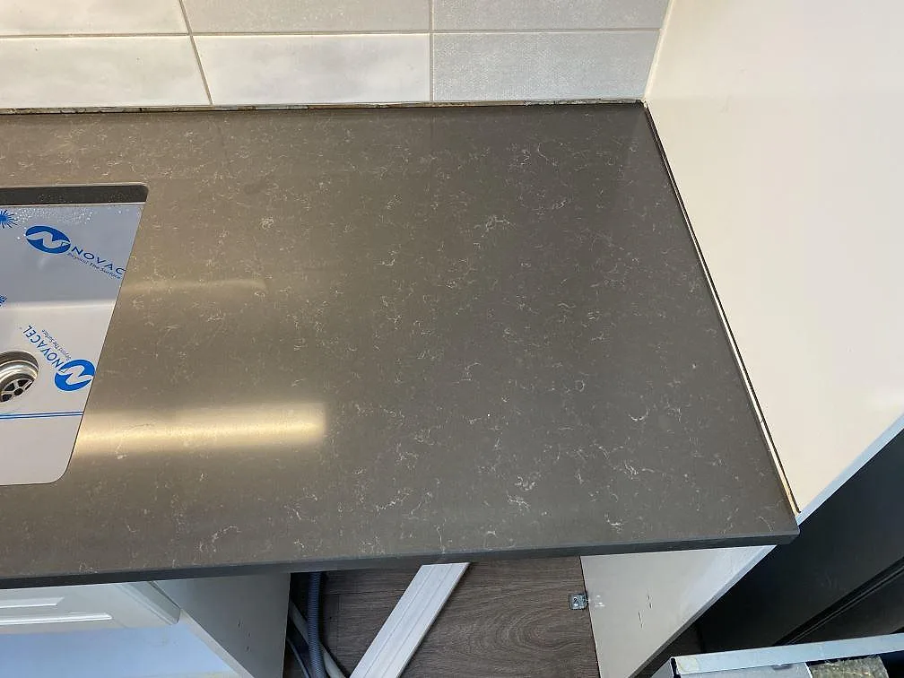 Køkkenbordplade i Technistone Noble Pietra Grey, Kungsbacka – billede 5