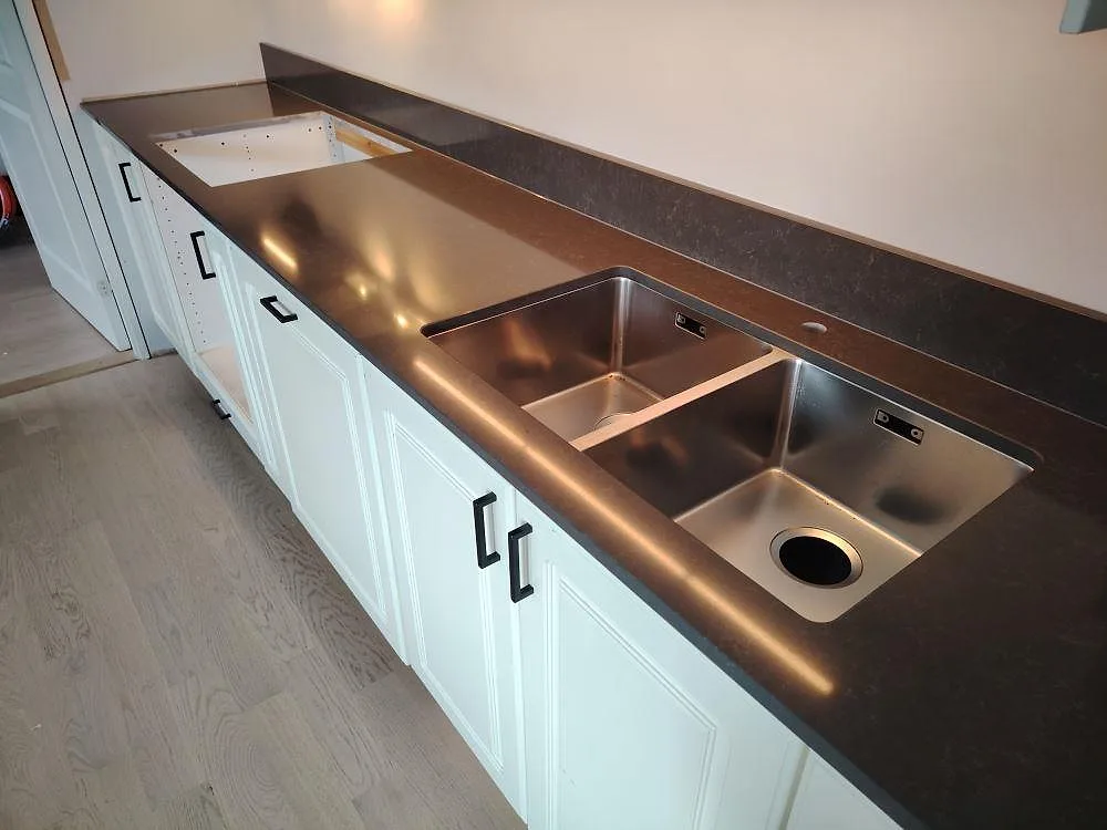 Køkkenbordplade i Technistone Noble Pietra Grey, Vendelsö – billede 2
