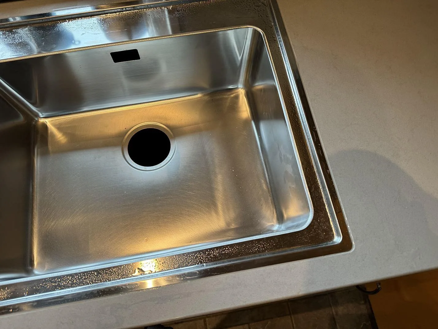 Køkkenbordplade i Technistone Noble Portland Grey, Ellös – billede 6