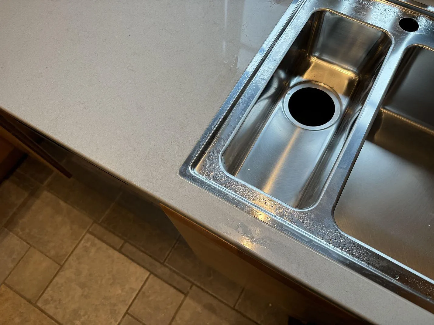 Køkkenbordplade i Technistone Noble Portland Grey, Ellös – billede 5