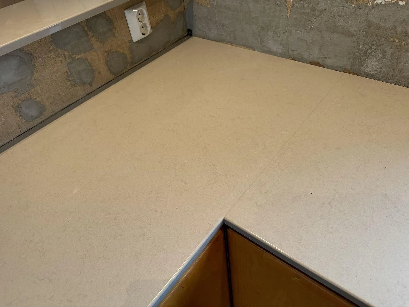 Køkkenbordplade i Technistone Noble Portland Grey, Ellös – billede 3