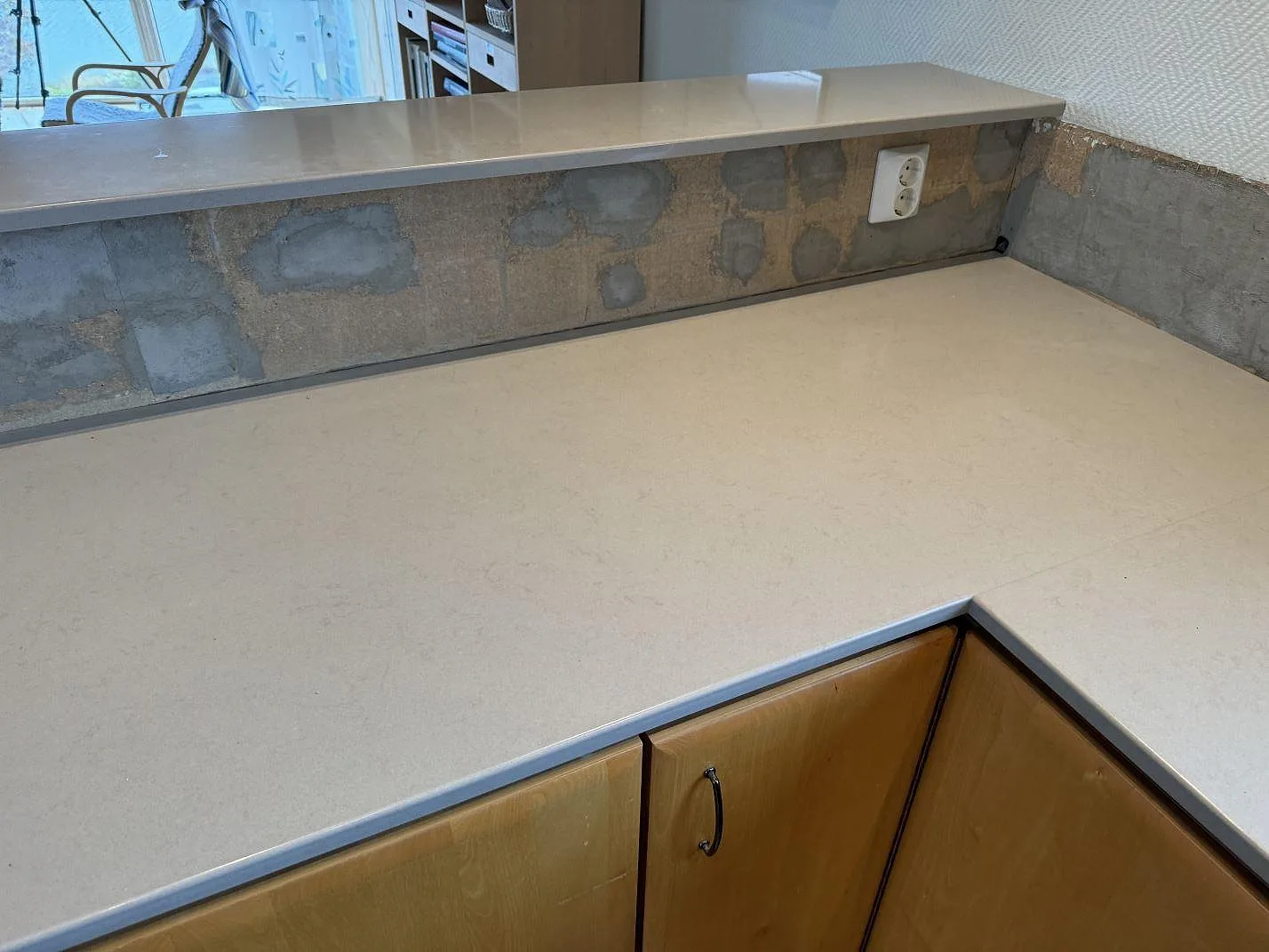Køkkenbordplade i Technistone Noble Portland Grey, Ellös – billede 2