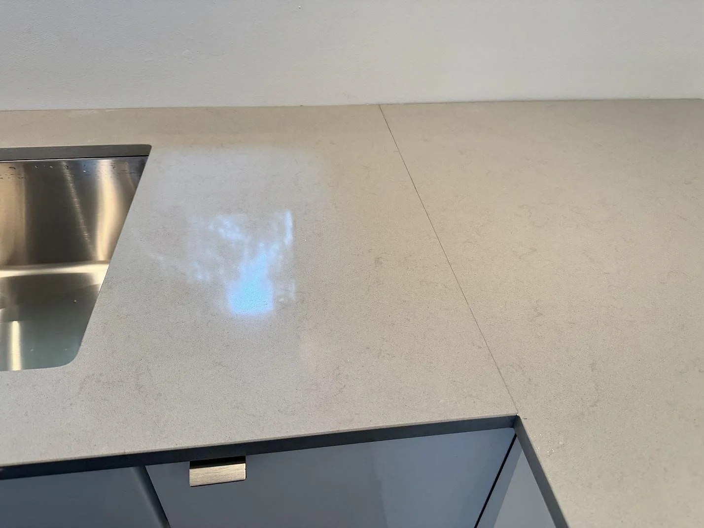 Køkkenbordplade i Technistone Noble Portland Grey, Räng – billede 5