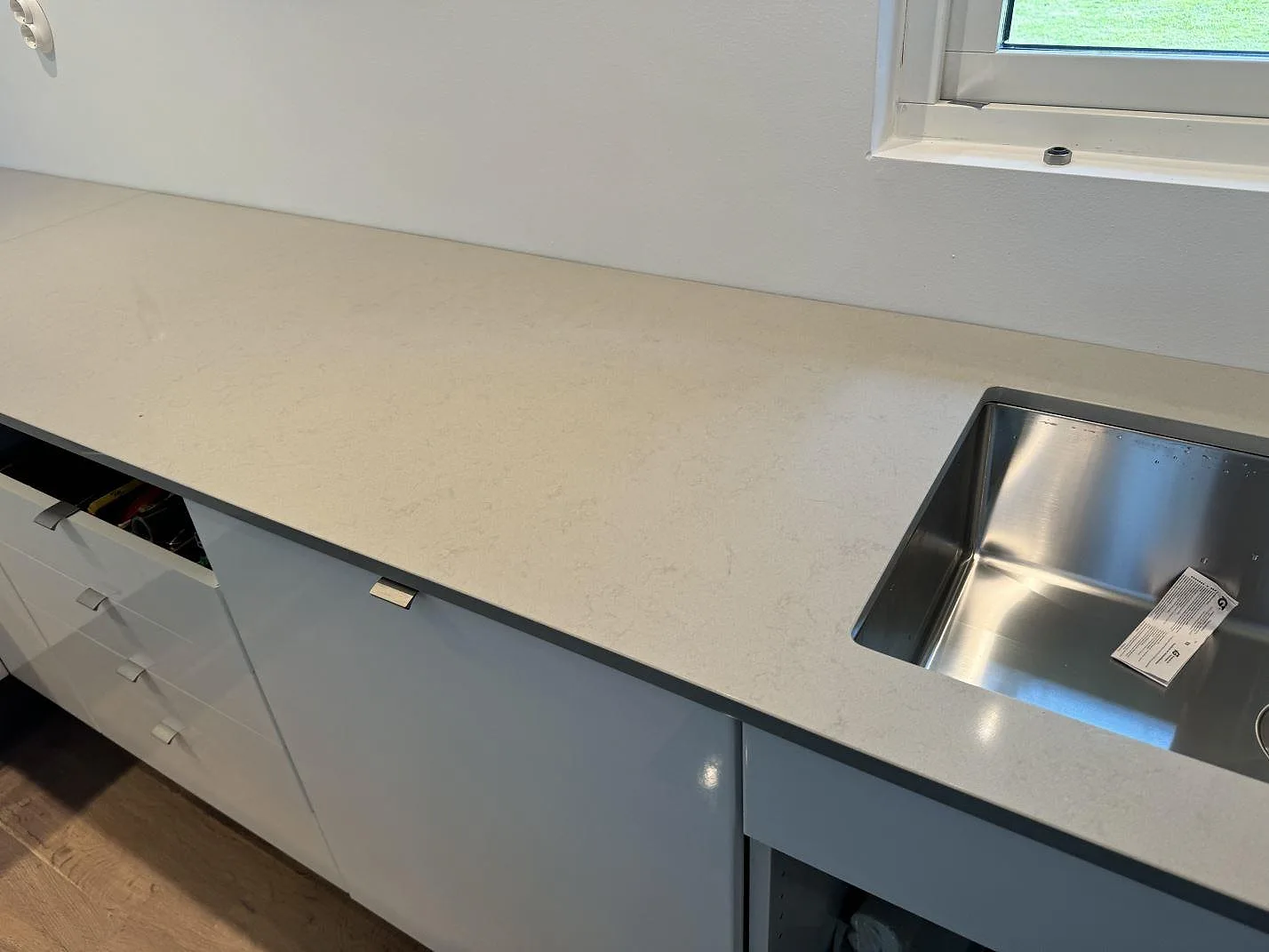 Køkkenbordplade i Technistone Noble Portland Grey, Räng – billede 2
