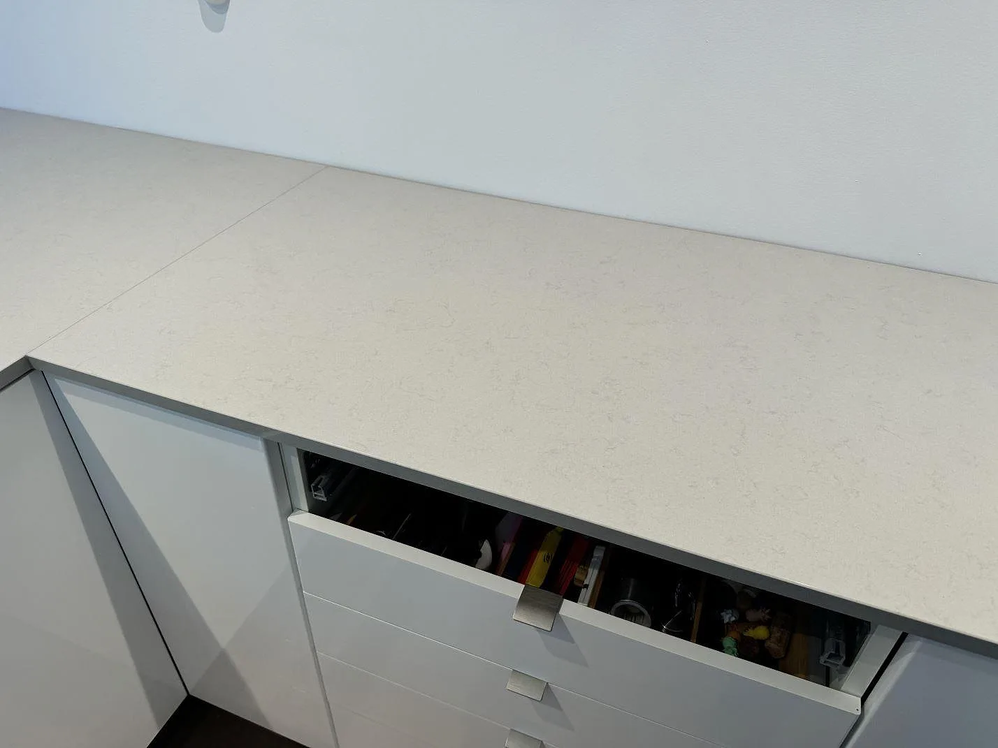 Køkkenbordplade i Technistone Noble Portland Grey, Räng – billede 7