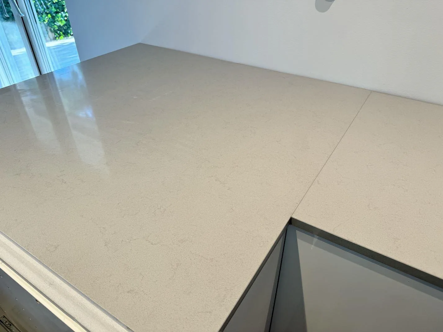 Køkkenbordplade i Technistone Noble Portland Grey, Räng – billede 4