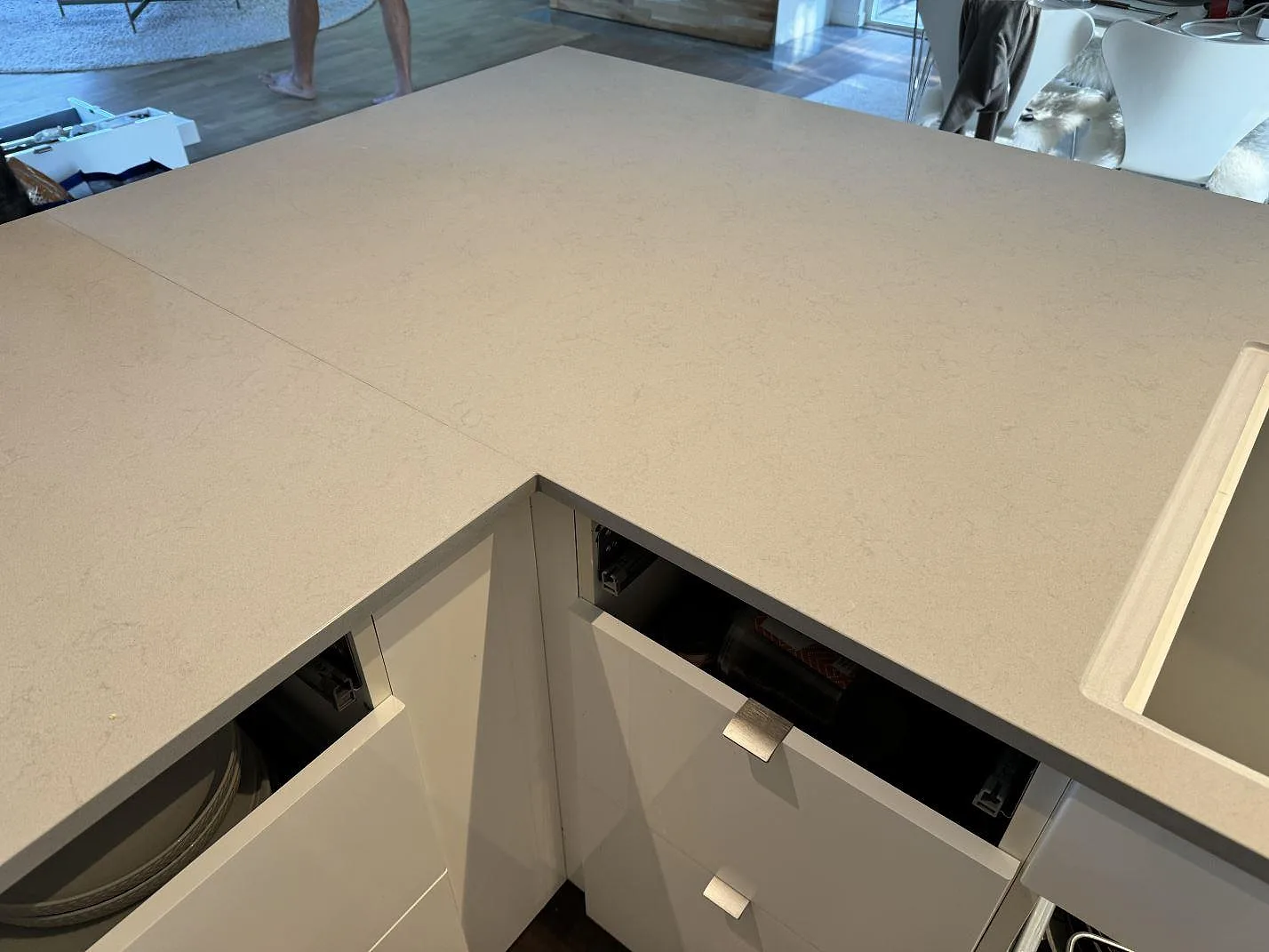 Køkkenbordplade i Technistone Noble Portland Grey, Räng – billede 3