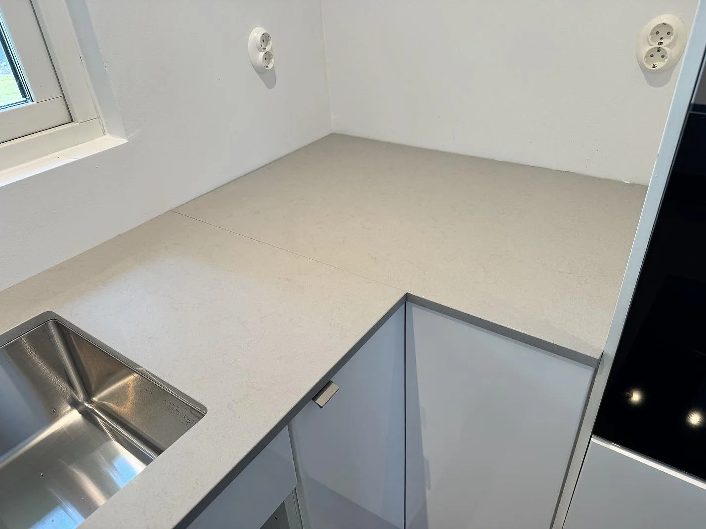Gennemført projekt: Køkkenbordplade i Technistone Noble Portland Grey, Räng.