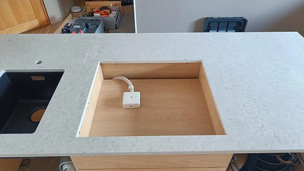 Køkkenbordplade i Technistone Noble Quartzite, Furulund