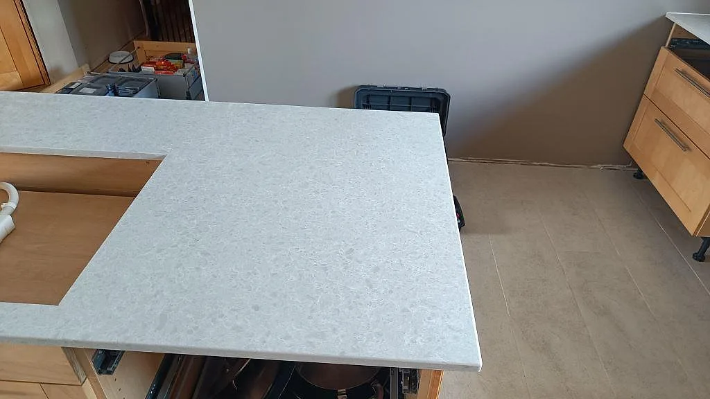 Køkkenbordplade i Technistone Noble Quartzite, Furulund – billede 3