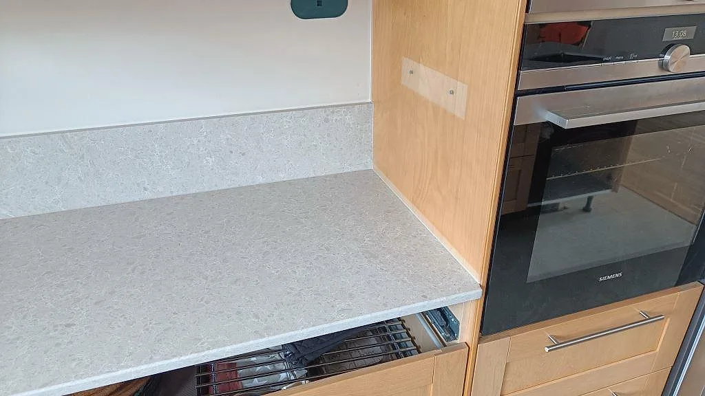 Køkkenbordplade i Technistone Noble Quartzite, Furulund – billede 4