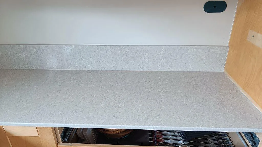 Køkkenbordplade i Technistone Noble Quartzite, Furulund – billede 5
