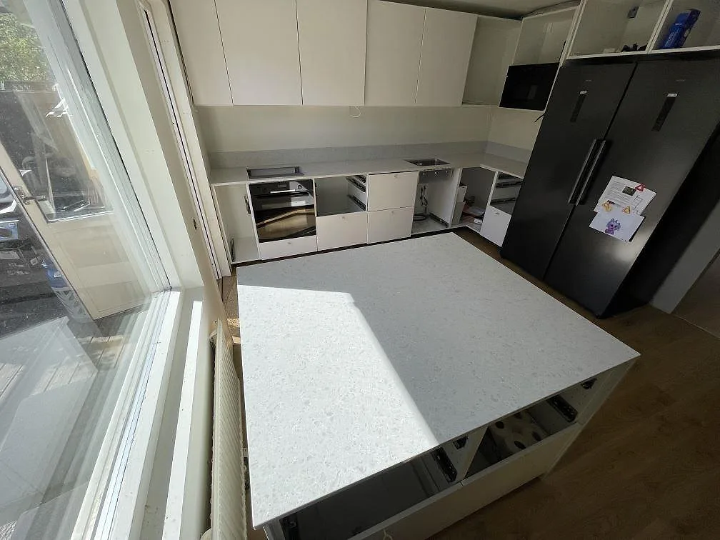 Køkkenbordplade i Technistone Noble Quartzite, Järfälla – billede 4