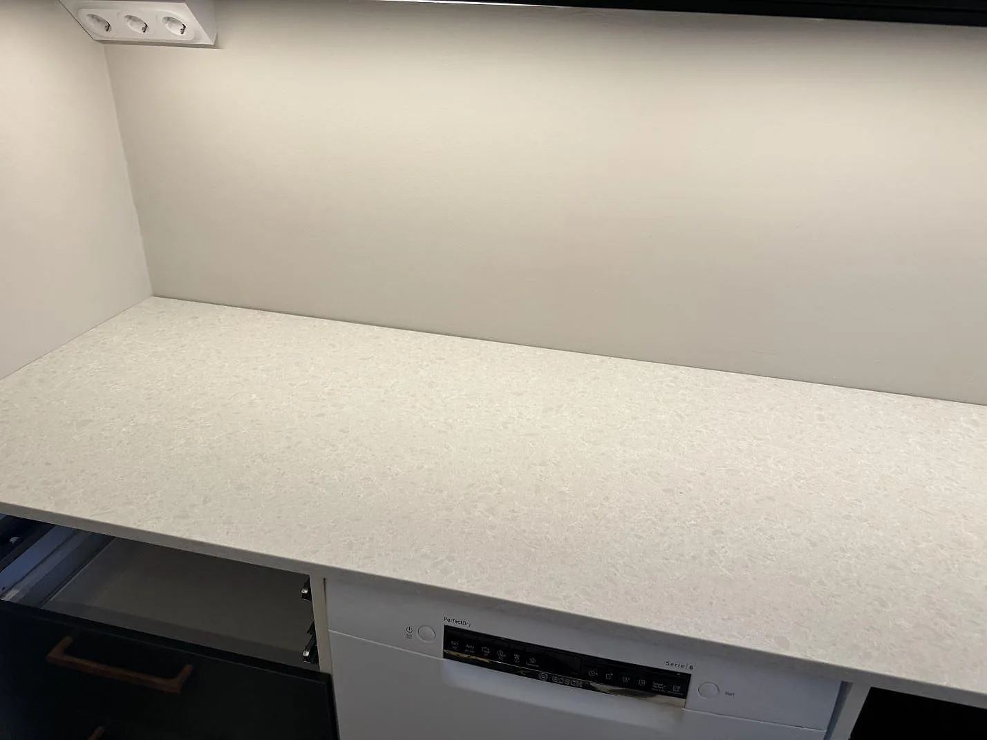 Køkkenbordplade i Technistone Noble Quartzite, Norrahammar – billede 4