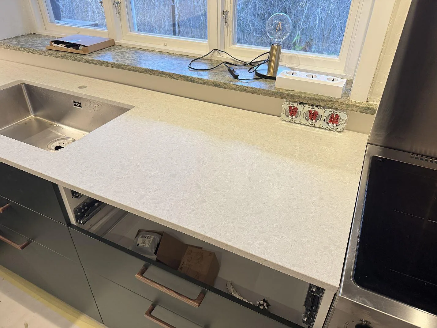 Køkkenbordplade i Technistone Noble Quartzite, Norrahammar – billede 2