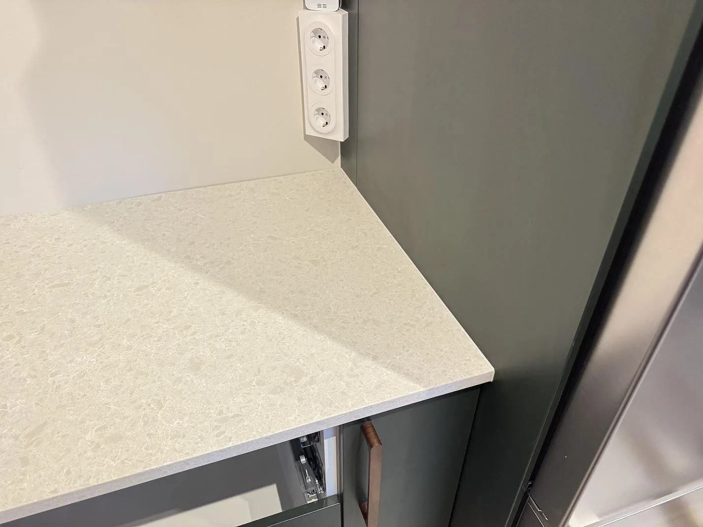 Køkkenbordplade i Technistone Noble Quartzite, Norrahammar – billede 8