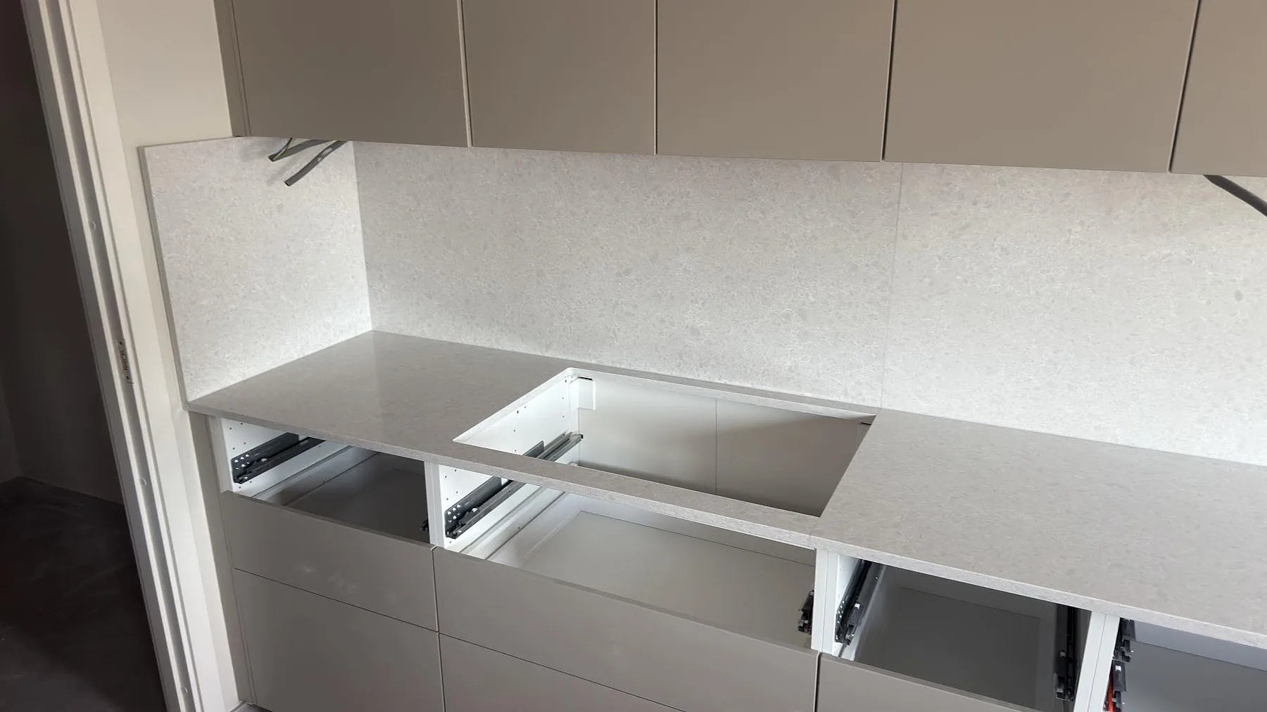 Køkkenbordplade i Technistone Noble Quartzite, Södertälje – billede 3