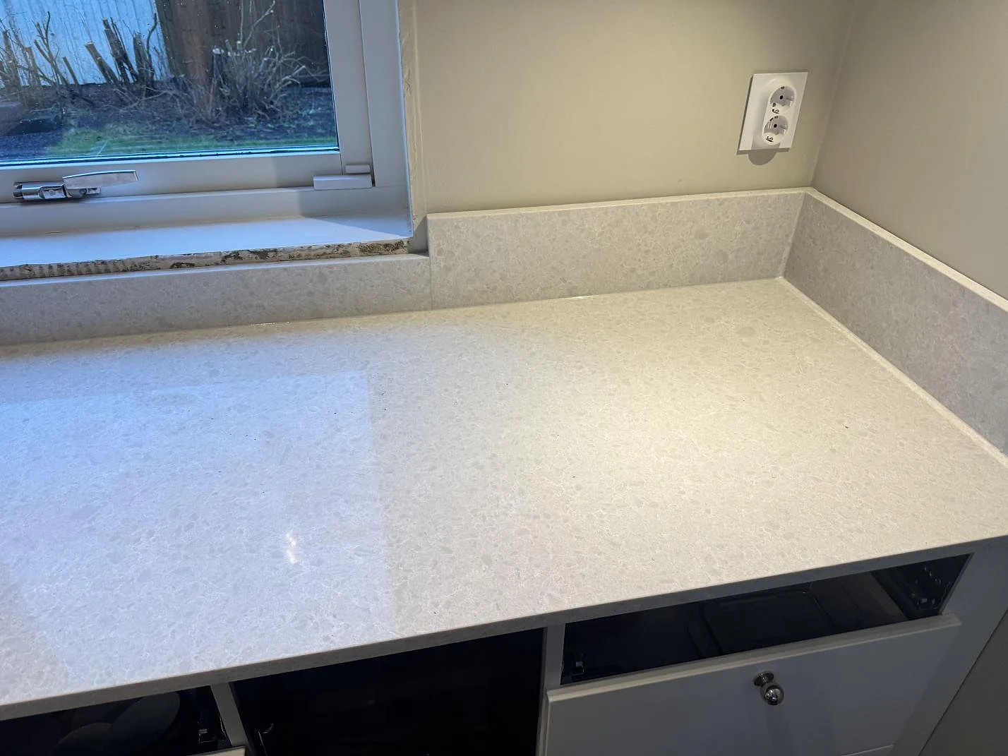 Køkkenbordplade i Technistone Noble Quartzite, Västra Frölunda – billede 2