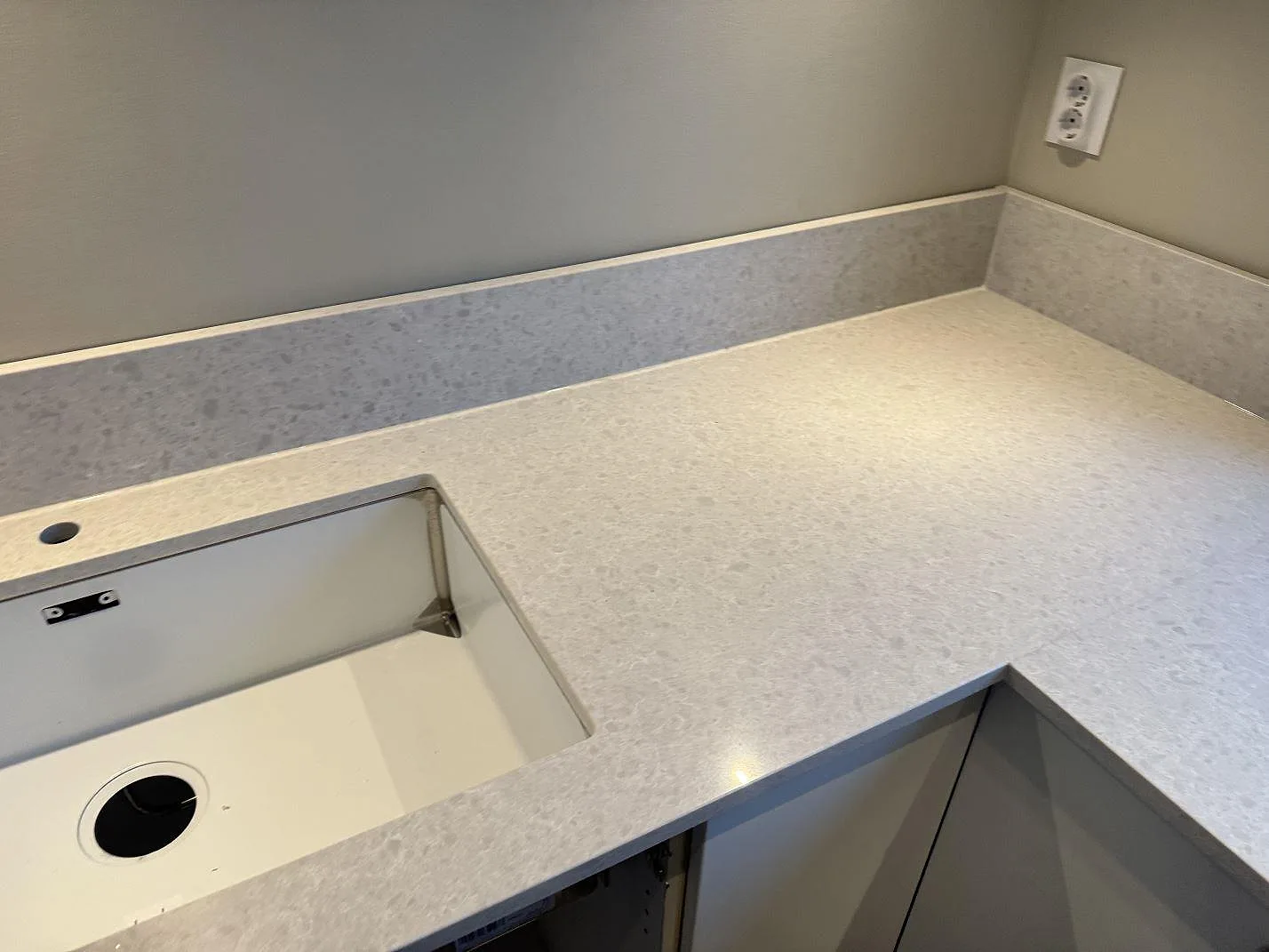 Køkkenbordplade i Technistone Noble Quartzite, Västra Frölunda – billede 6