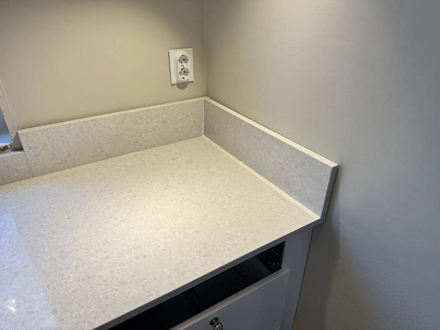 Køkkenbordplade i Technistone Noble Quartzite, Västra Frölunda – billede 5