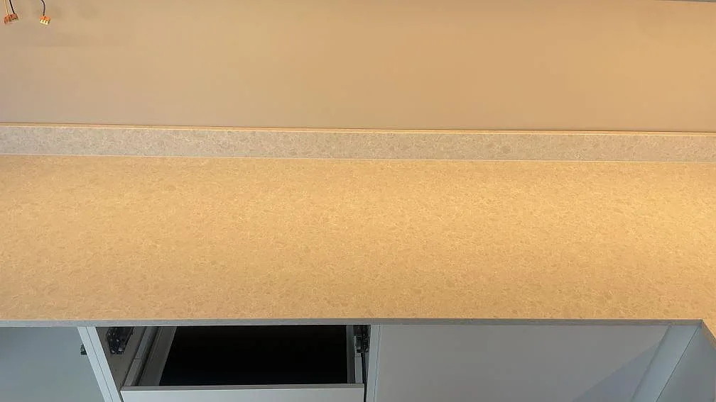 Køkkenbordplade i Technistone Noble Quartzite, Vellinge – billede 3